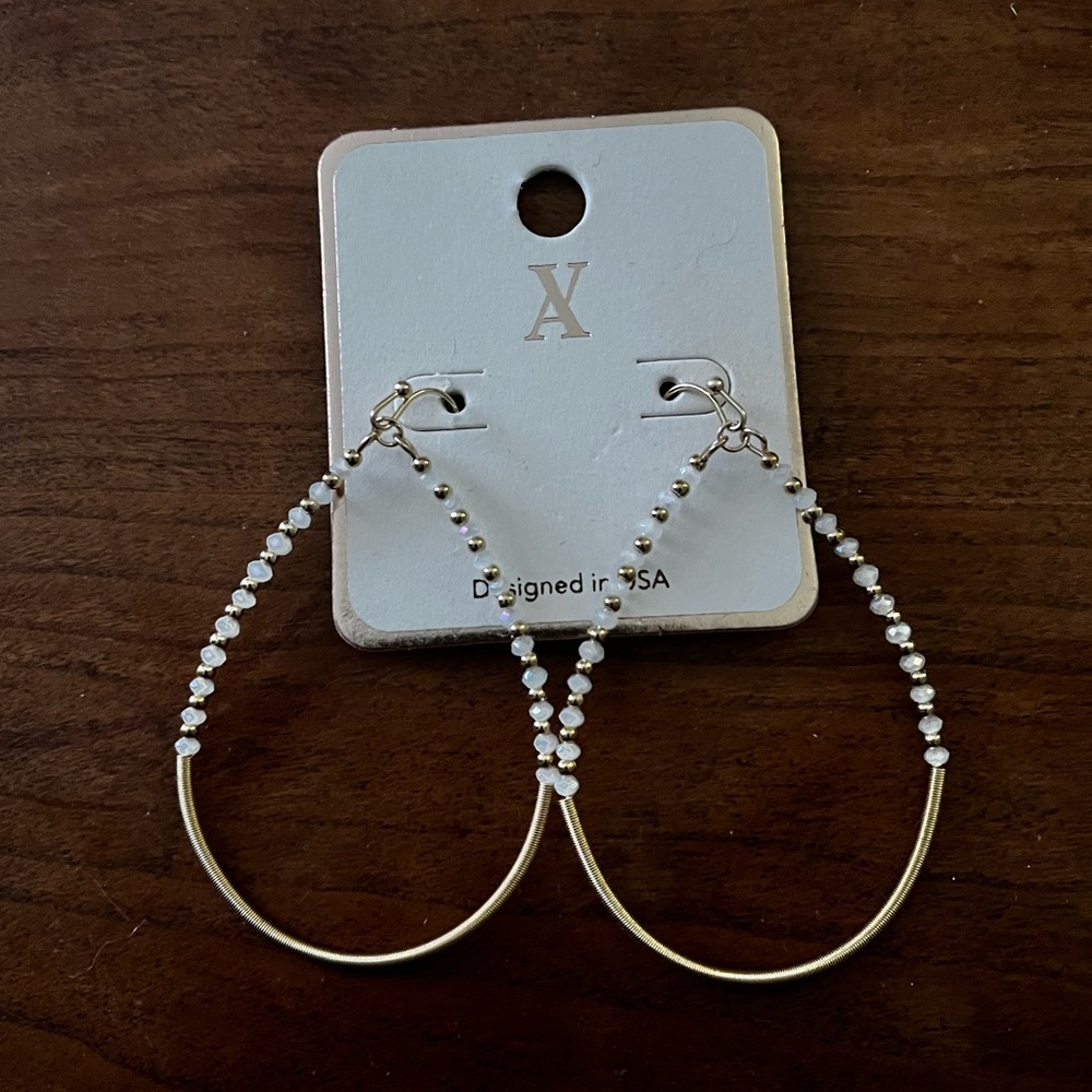 NWT Tear drop gold earrings with white beads